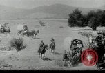 Standbild Wagon Trains der Pioniere nach Westen bewegen United States USA, 1954, aus Sekunde 8 historischem Filmmaterial Videoclip 65675032789