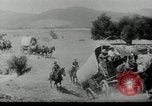 Standbild Wagon Trains der Pioniere nach Westen bewegen United States USA, 1954, aus Sekunde 9 historischem Filmmaterial Videoclip 65675032789