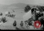 Standbild Wagon Trains der Pioniere nach Westen bewegen United States USA, 1954, aus Sekunde 10 historischem Filmmaterial Videoclip 65675032789