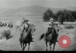 Standbild Wagon Trains der Pioniere nach Westen bewegen United States USA, 1954, aus Sekunde 13 historischem Filmmaterial Videoclip 65675032789