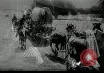Standbild Wagon Trains der Pioniere nach Westen bewegen United States USA, 1954, aus Sekunde 55 historischem Filmmaterial Videoclip 65675032789