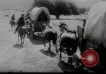 Standbild Wagon Trains der Pioniere nach Westen bewegen United States USA, 1954, aus Sekunde 56 historischem Filmmaterial Videoclip 65675032789