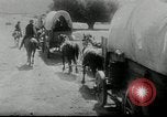 Standbild Wagon Trains der Pioniere nach Westen bewegen United States USA, 1954, aus Sekunde 57 historischem Filmmaterial Videoclip 65675032789