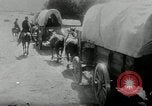 Standbild Wagon Trains der Pioniere nach Westen bewegen United States USA, 1954, aus Sekunde 58 historischem Filmmaterial Videoclip 65675032789
