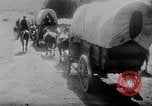Standbild Wagon Trains der Pioniere nach Westen bewegen United States USA, 1954, aus Sekunde 59 historischem Filmmaterial Videoclip 65675032789
