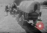 Standbild Wagon Trains der Pioniere nach Westen bewegen United States USA, 1954, aus Sekunde 60 historischem Filmmaterial Videoclip 65675032789
