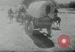Standbild Wagon Trains der Pioniere nach Westen bewegen United States USA, 1954, aus Sekunde 61 historischem Filmmaterial Videoclip 65675032789