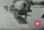 Standbild Wagon Trains der Pioniere nach Westen bewegen United States USA, 1954, aus Sekunde 62 historischem Filmmaterial Videoclip 65675032789