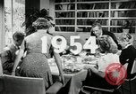 Standbild Amerikanische Familie feiert Thanksgiving Day United States USA, 1954, aus Sekunde 5 historischem Filmmaterial Videoclip 65675032791