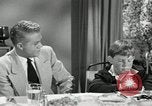 Standbild Amerikanische Familie feiert Thanksgiving Day United States USA, 1954, aus Sekunde 9 historischem Filmmaterial Videoclip 65675032791