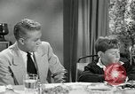 Standbild Amerikanische Familie feiert Thanksgiving Day United States USA, 1954, aus Sekunde 10 historischem Filmmaterial Videoclip 65675032791