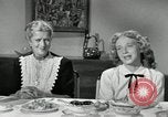 Standbild Amerikanische Familie feiert Thanksgiving Day United States USA, 1954, aus Sekunde 21 historischem Filmmaterial Videoclip 65675032791
