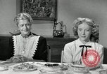 Standbild Amerikanische Familie feiert Thanksgiving Day United States USA, 1954, aus Sekunde 23 historischem Filmmaterial Videoclip 65675032791