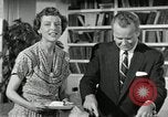 Standbild Amerikanische Familie feiert Thanksgiving Day United States USA, 1954, aus Sekunde 36 historischem Filmmaterial Videoclip 65675032791