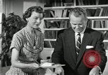 Standbild Amerikanische Familie feiert Thanksgiving Day United States USA, 1954, aus Sekunde 37 historischem Filmmaterial Videoclip 65675032791