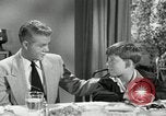 Standbild Amerikanische Familie feiert Thanksgiving Day United States USA, 1954, aus Sekunde 59 historischem Filmmaterial Videoclip 65675032791