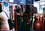 Image 1970 industrie du design de vêtements United States USA, 1972, de la seconde 14 séquences d'archives historiques vidéo 65675032795