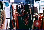 Image 1970 industrie du design de vêtements United States USA, 1972, de la seconde 15 séquences d'archives historiques vidéo 65675032795