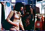 Image 1970 industrie du design de vêtements United States USA, 1972, de la seconde 16 séquences d'archives historiques vidéo 65675032795