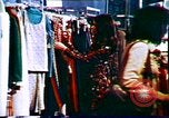 Image 1970 industrie du design de vêtements United States USA, 1972, de la seconde 17 séquences d'archives historiques vidéo 65675032795