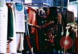 Image 1970 industrie du design de vêtements United States USA, 1972, de la seconde 20 séquences d'archives historiques vidéo 65675032795