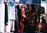 Image 1970 industrie du design de vêtements United States USA, 1972, de la seconde 21 séquences d'archives historiques vidéo 65675032795