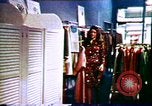 Image 1970 industrie du design de vêtements United States USA, 1972, de la seconde 26 séquences d'archives historiques vidéo 65675032795