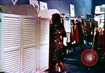 Image 1970 industrie du design de vêtements United States USA, 1972, de la seconde 28 séquences d'archives historiques vidéo 65675032795