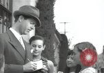 Standbild Hollywood Schauspieler geben Autogramme Los Angeles California USA, 1936, aus Sekunde 1 historischem Filmmaterial Videoclip 65675032817