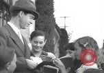 Standbild Hollywood Schauspieler geben Autogramme Los Angeles California USA, 1936, aus Sekunde 3 historischem Filmmaterial Videoclip 65675032817