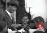 Standbild Hollywood Schauspieler geben Autogramme Los Angeles California USA, 1936, aus Sekunde 5 historischem Filmmaterial Videoclip 65675032817