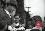 Standbild Hollywood Schauspieler geben Autogramme Los Angeles California USA, 1936, aus Sekunde 6 historischem Filmmaterial Videoclip 65675032817
