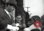 Standbild Hollywood Schauspieler geben Autogramme Los Angeles California USA, 1936, aus Sekunde 7 historischem Filmmaterial Videoclip 65675032817