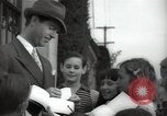 Standbild Hollywood Schauspieler geben Autogramme Los Angeles California USA, 1936, aus Sekunde 8 historischem Filmmaterial Videoclip 65675032817