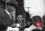 Standbild Hollywood Schauspieler geben Autogramme Los Angeles California USA, 1936, aus Sekunde 9 historischem Filmmaterial Videoclip 65675032817