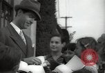 Standbild Hollywood Schauspieler geben Autogramme Los Angeles California USA, 1936, aus Sekunde 10 historischem Filmmaterial Videoclip 65675032817