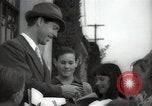 Standbild Hollywood Schauspieler geben Autogramme Los Angeles California USA, 1936, aus Sekunde 12 historischem Filmmaterial Videoclip 65675032817