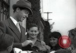 Standbild Hollywood Schauspieler geben Autogramme Los Angeles California USA, 1936, aus Sekunde 13 historischem Filmmaterial Videoclip 65675032817