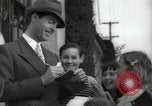 Standbild Hollywood Schauspieler geben Autogramme Los Angeles California USA, 1936, aus Sekunde 14 historischem Filmmaterial Videoclip 65675032817