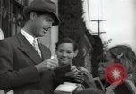 Standbild Hollywood Schauspieler geben Autogramme Los Angeles California USA, 1936, aus Sekunde 16 historischem Filmmaterial Videoclip 65675032817