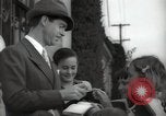 Standbild Hollywood Schauspieler geben Autogramme Los Angeles California USA, 1936, aus Sekunde 17 historischem Filmmaterial Videoclip 65675032817