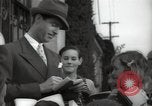 Standbild Hollywood Schauspieler geben Autogramme Los Angeles California USA, 1936, aus Sekunde 19 historischem Filmmaterial Videoclip 65675032817