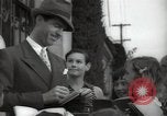 Standbild Hollywood Schauspieler geben Autogramme Los Angeles California USA, 1936, aus Sekunde 21 historischem Filmmaterial Videoclip 65675032817