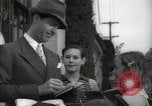 Standbild Hollywood Schauspieler geben Autogramme Los Angeles California USA, 1936, aus Sekunde 22 historischem Filmmaterial Videoclip 65675032817