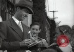 Standbild Hollywood Schauspieler geben Autogramme Los Angeles California USA, 1936, aus Sekunde 23 historischem Filmmaterial Videoclip 65675032817
