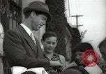 Standbild Hollywood Schauspieler geben Autogramme Los Angeles California USA, 1936, aus Sekunde 25 historischem Filmmaterial Videoclip 65675032817