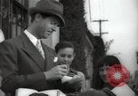Standbild Hollywood Schauspieler geben Autogramme Los Angeles California USA, 1936, aus Sekunde 26 historischem Filmmaterial Videoclip 65675032817
