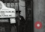 Standbild Hollywood Schauspieler geben Autogramme Los Angeles California USA, 1936, aus Sekunde 34 historischem Filmmaterial Videoclip 65675032817