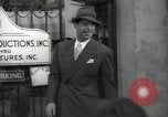 Standbild Hollywood Schauspieler geben Autogramme Los Angeles California USA, 1936, aus Sekunde 36 historischem Filmmaterial Videoclip 65675032817