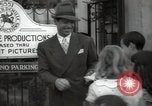 Standbild Hollywood Schauspieler geben Autogramme Los Angeles California USA, 1936, aus Sekunde 37 historischem Filmmaterial Videoclip 65675032817